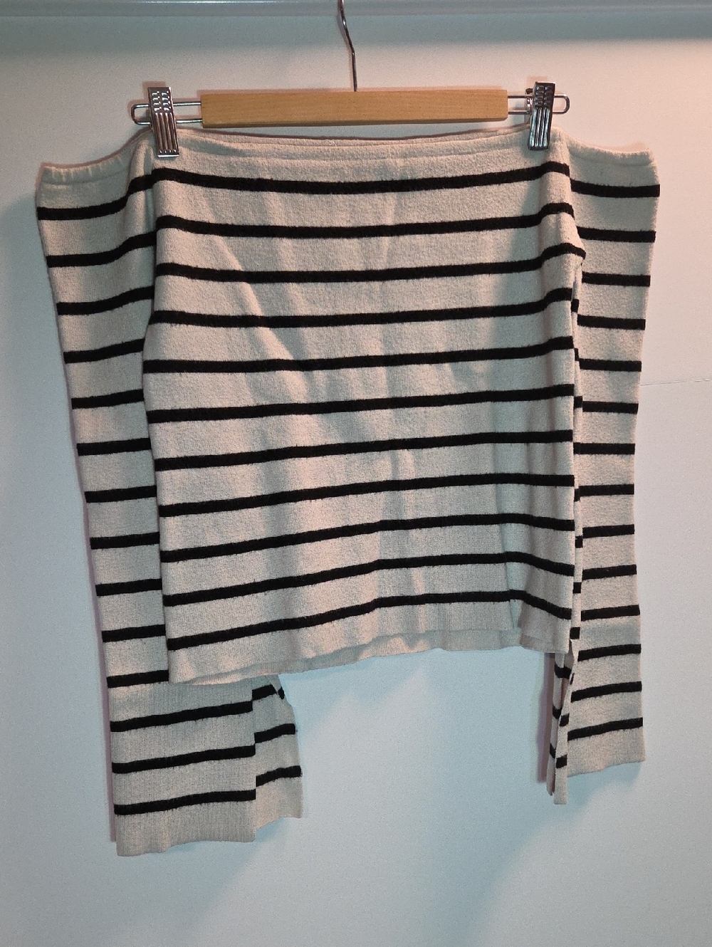 ⭐ Forever 21 Off-Shoulder Black and White Sweater